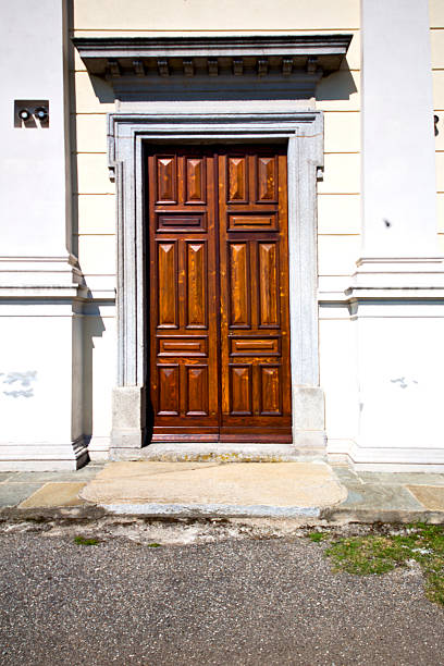 istock italy  lombardy       closed brick tower step  wall 535277839