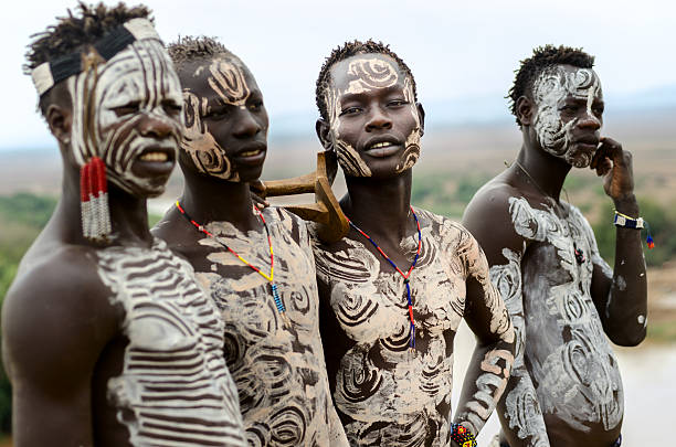 традиционная тело живопись - karo tribe стоковые фото и изображения