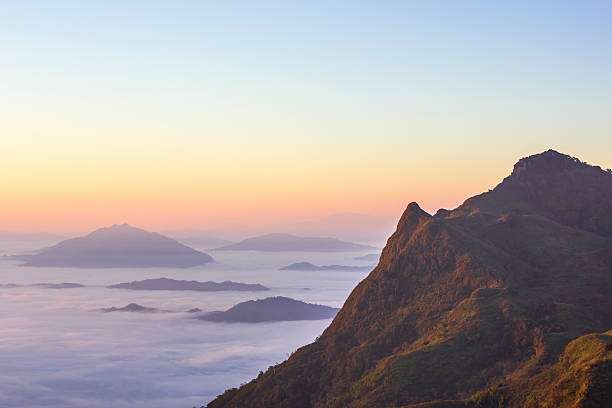 море из паров на дой фга tang, chiangrai, таиланд - doi pha tang стоковые фото и изображения