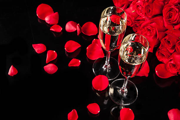 istock Bouquet of roses with champagne 535294719