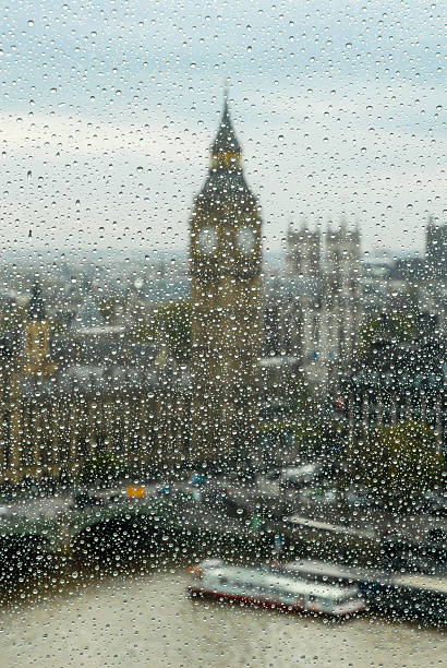 vista del big ben e il parlamento, attraverso la finestra di cabina doccia - london in the rain foto e immagini stock