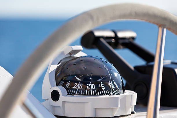 セーリングヨットコントロールパネルを実施する - helm nautical vessel sailing ship sailing ストックフォトと画像
