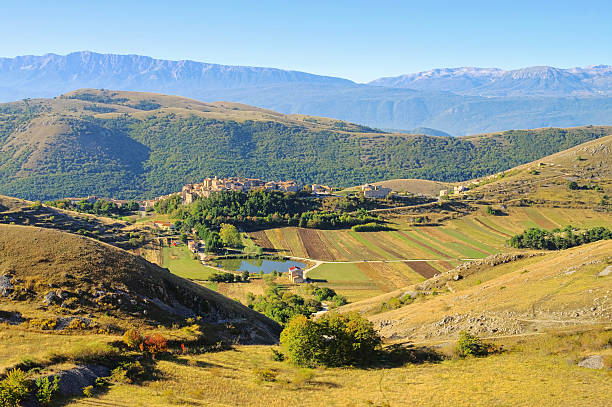 santo stefano di sessanio - alpine upland foto e immagini stock