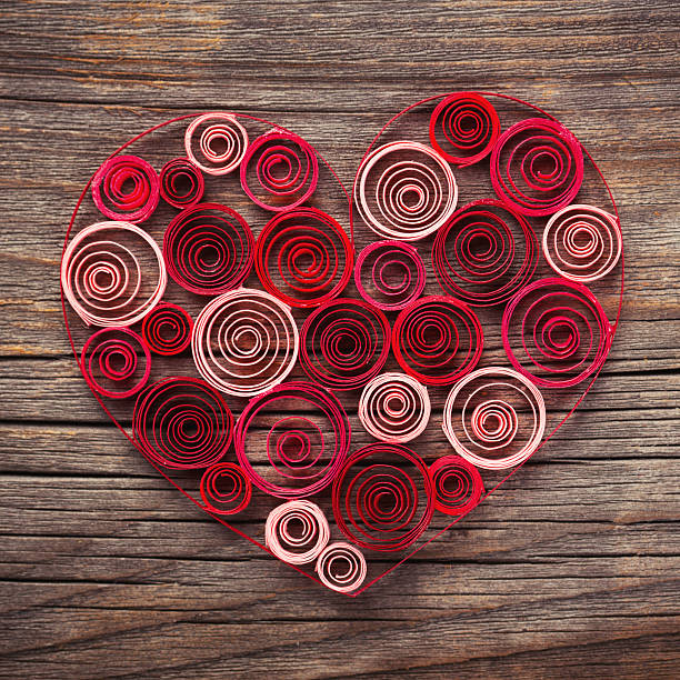 coeur de papier quilling pour la saint-valentin - valentines day origami romance love photos et images de collection