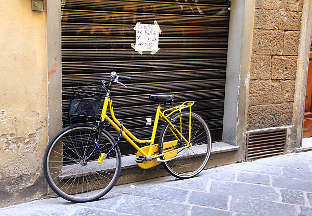 jaune vélo près de la fenêtre de magasin fermé - bicycle broken old chain photos et images de collection