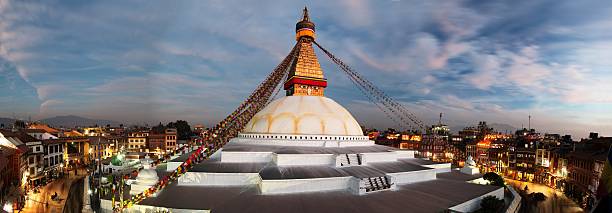 вечернее представление bodhnath ступа - bodnath stupa kathmandu stupa flag стоковые фото и изображения