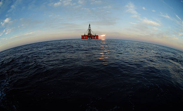 fisheye 보기 해양수 엔진오일 삭구를 장비하다. - oil rig sea remote oil industry 뉴스 사진 이미지