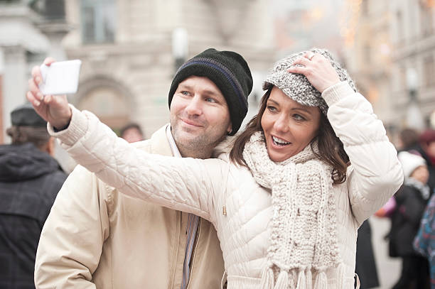 casal tendo selfie na cidade de inverno férias na - ljubljana december winter christmas imagens e fotografias de stock
