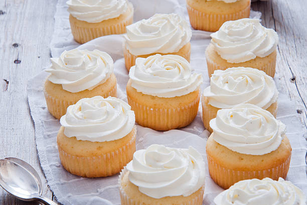 cupcakes vanille - crème au beurre photos et images de collection