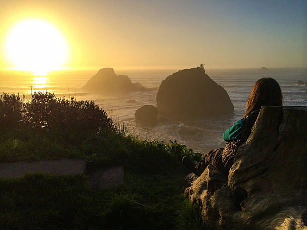 mujer de mar sol - humboldt county california coastline island fotografías e imágenes de stock