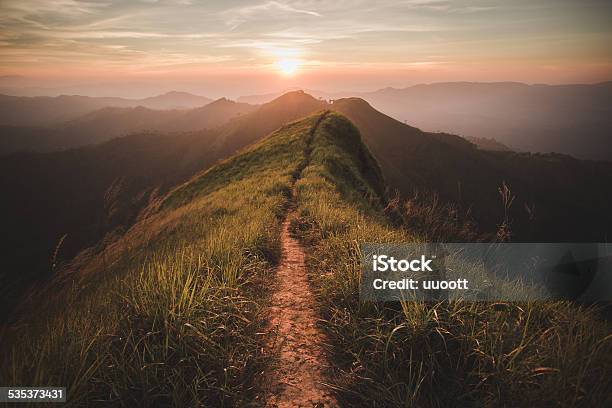 Photo libre de droit de Mountain banque d'images et plus d'images libres de droit de Voie piétonne - Voie piétonne, Montagne, Route à une voie