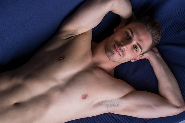 Atractivo joven Latina hombre desnudo en el suelo o sofá - foto de stock