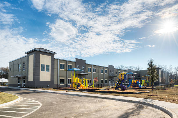 plac gier i zabaw - elementary school building zdjęcia i obrazy z banku zdjęć