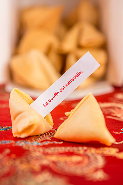 bolinho da sorte com uma mensagem de - aspirations chinese cuisine fortune cookie wishing imagens e fotografias de stock