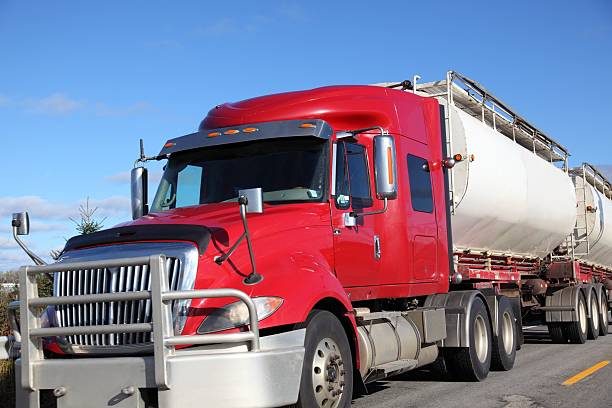 autocisterna semi-camion su una strada. - truck close up fuel tanker semi truck foto e immagini stock