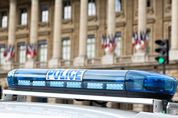 французский полицейский автомобиль чрезвычайных свет в париже - blue security system security staff land vehicle стоковые фото и изображения