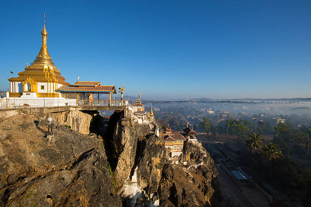 taung kwe パヤ - gold pagoda temple myanmar ストックフォトと画像