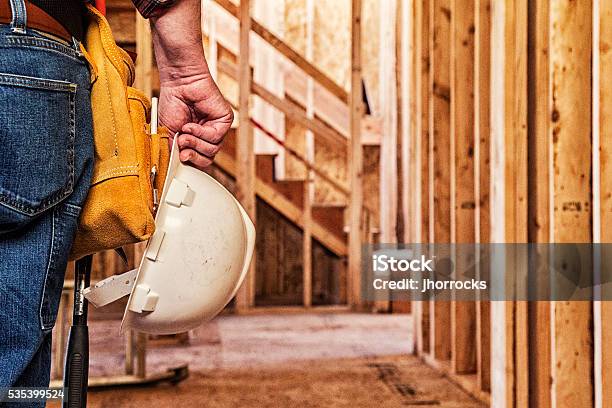 Photo libre de droit de Gros Plan De Construction Travailleur Avec Casque De Chantier À La Main banque d'images et plus d'images libres de droit de Propriétaire immobilier