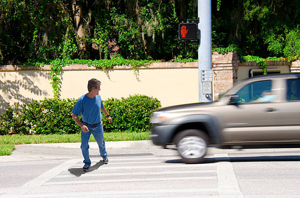 jaywalking uomo sta per essere investito da camion - hit and run foto e immagini stock