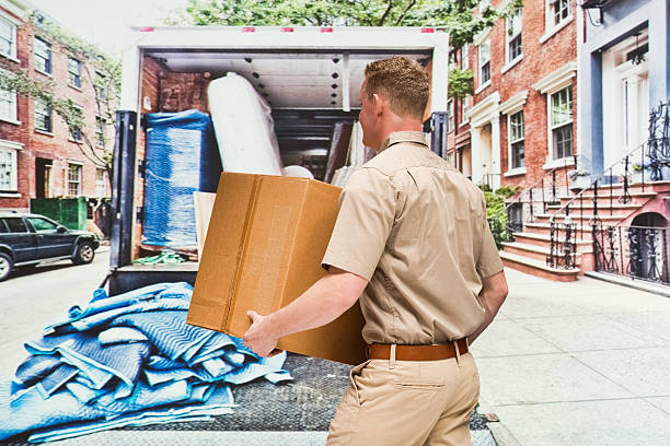 uomo di consegna con scatola di cartone - moving van relocation truck box foto e immagini stock
