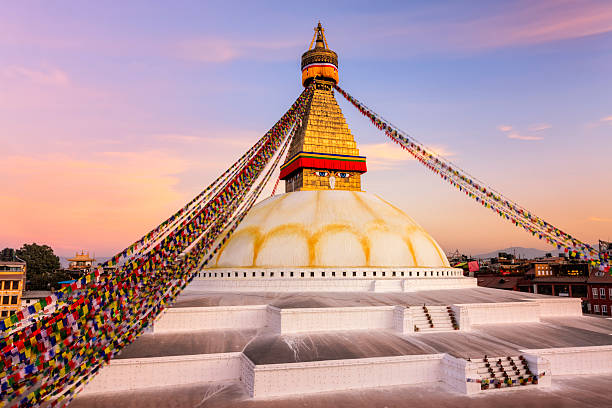 coucher de soleil sur le plus grand stûpa du bodnath, népal - bodnath stupa photos et images de collection