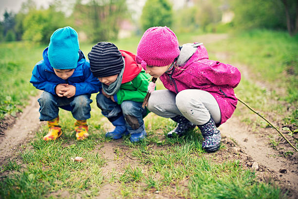 découvrir les mystères de la nature - little boys preschooler child learning photos et images de collection