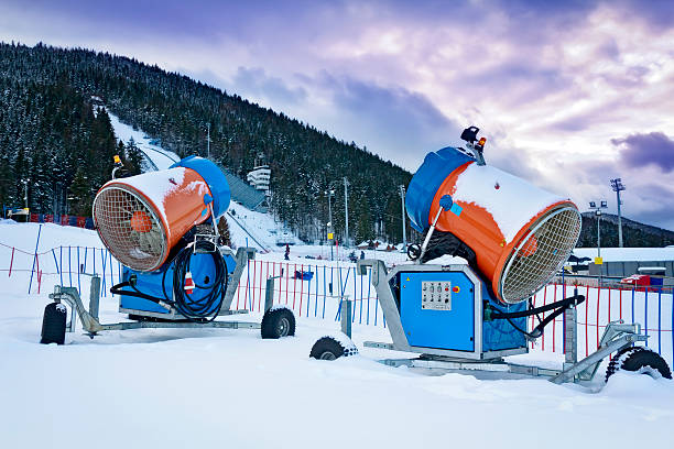 neve fazer máquinas - ski jumping hill imagens e fotografias de stock
