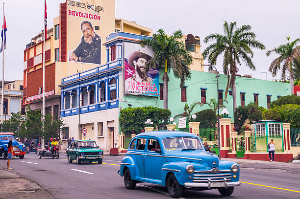 ulica z oldtimerów i jego propagandę w santiago de cuba - castro street zdjęcia i obrazy z banku zdjęć