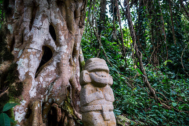 statue im regenwald in san agustin - san agustin stock-fotos und bilder