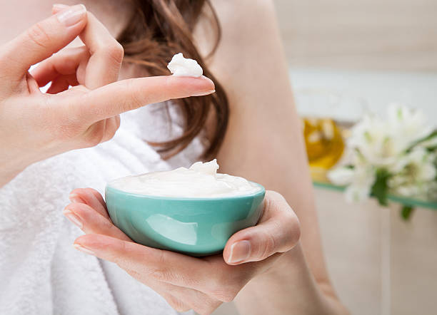 mujer sosteniendo un cuenco con mascarilla nutritiva - música ligera fotografías e imágenes de stock