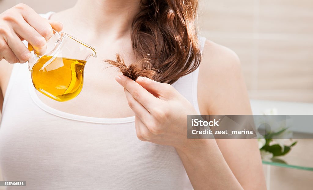 Frau, die Ölmaske auf Haarspitzen aufträgt - Lizenzfrei Haarpflege Stock-Foto