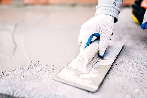 pracownik przemysłowy na placu budowy układania uszczelniaczy do hydroizolacji cementu - brickwork zdjęcia i obrazy z banku zdjęć