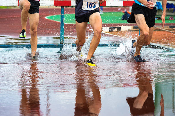 grupo de atletas em 3000 metros steeplechase - steeplechasing - fotografias e filmes do acervo