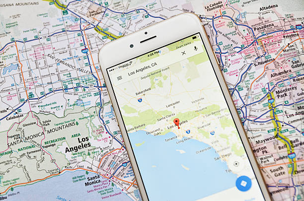 лос-анджелес на iphone и «карта» - google стоковые фото и изображения