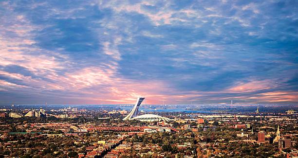 schönes bild von montreal im sonnenuntergang. - canada turm stock-fotos und bilder