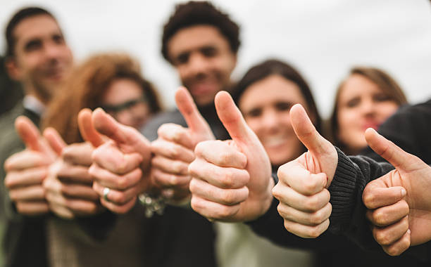 multirracial polegares para cima-adultos - congratulating winning agreement thumbs up imagens e fotografias de stock