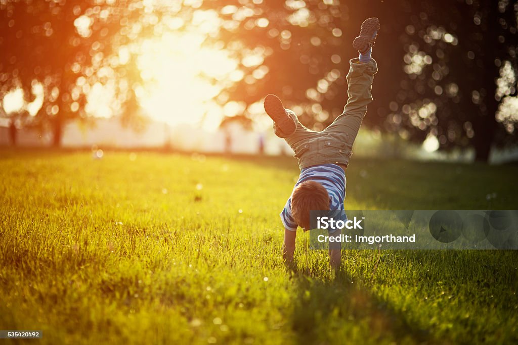 Jungen steht auf Händen auf Gras - Lizenzfrei Kind Stock-Foto