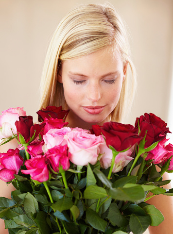 A young woman smelling a bouquet of roseshttp://195.154.178.81/DATA/shoots/ic_781765.jpg