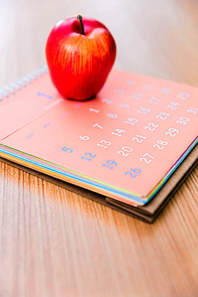 apple на calender - calendar apple food routine стоковые фото и изображения