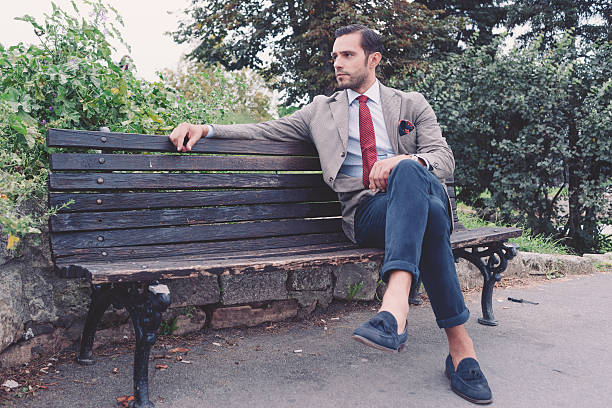 al aire libre - lapel suit jacket necktie fotografías e imágenes de stock