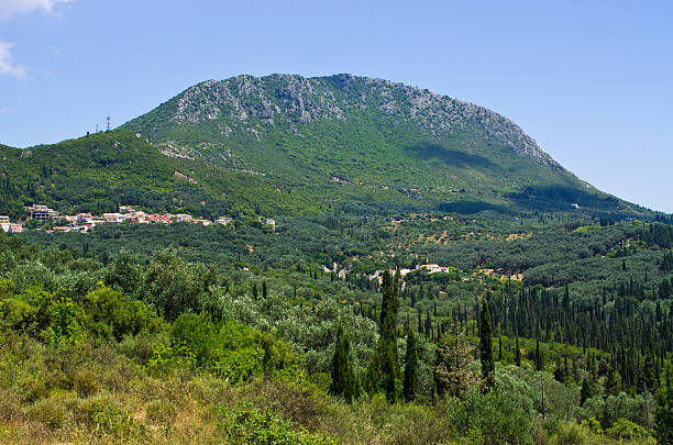 monte pantokrator sull'isola di corfù, grecia - pantocratore foto e immagini stock