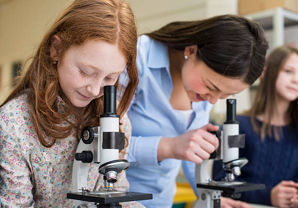 dzieci w szkole przy użyciu mikroskopu - science child laboratory education zdjęcia i obrazy z banku zdjęć