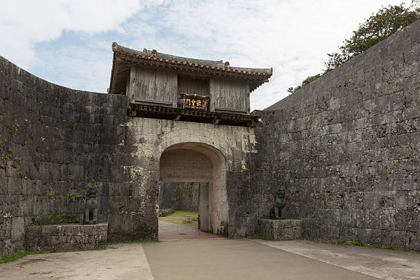 burg shuri in naha, okinawa, japan - shuri castle stock-fotos und bilder
