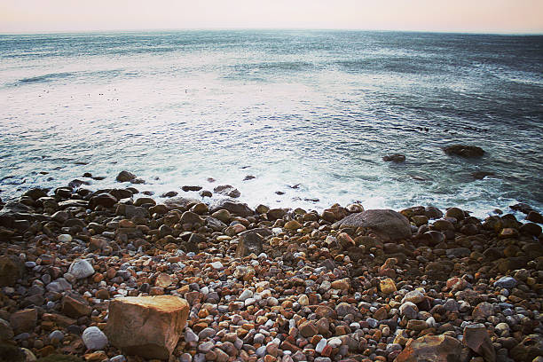荒い海の岩の海岸 - south africa coastline sea wave ストックフォトと画像