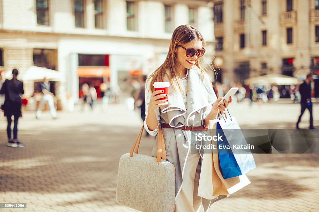 shopping d'été - Photo de Faire les courses libre de droits