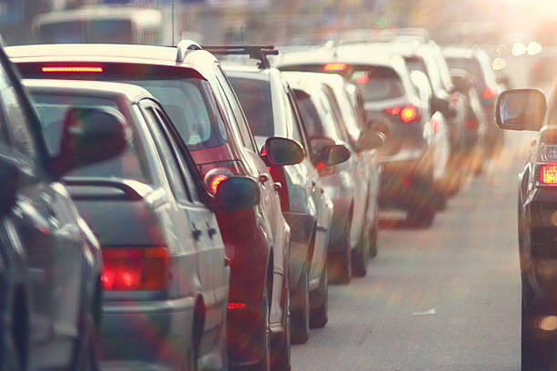 os congestionamentos de tráfego na cidade, rua, hora do rush - personal land vehicle imagens e fotografias de stock