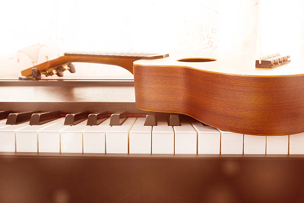 피아노 암호키 및 ukulele - piano key piano musical instrument music 뉴스 사진 이미지