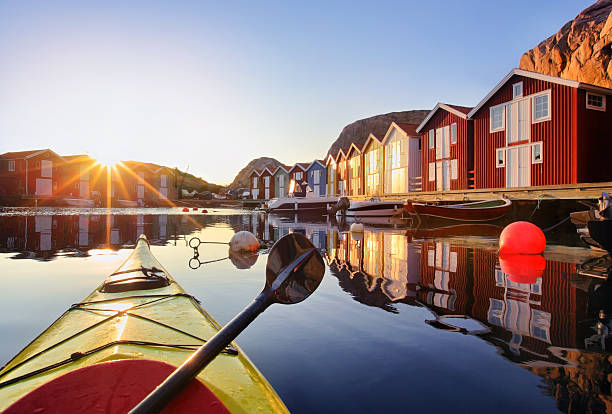 smögen, bohuslän, schweden, skandinavien - kayaking kayak sea coastline stock-fotos und bilder