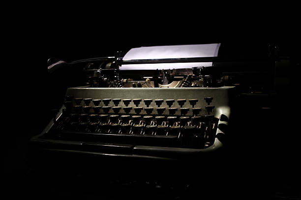 vintage de máquina de escrever - typewriter journalist newspaper obsolete imagens e fotografias de stock