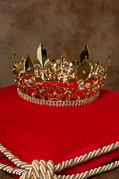 coroa real na almofada - red crowned imagens e fotografias de stock